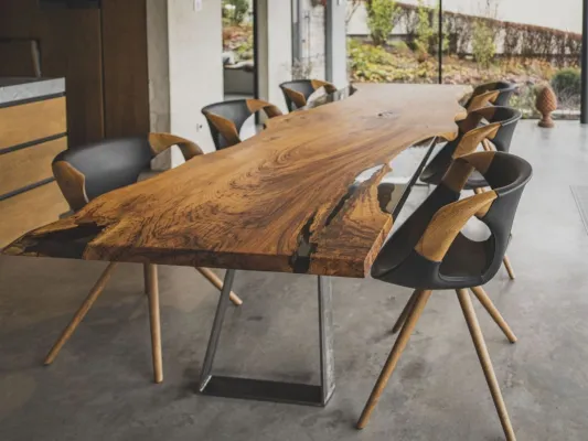 Individuelle Epoxidharz Tische: Wie Holz, Stahl und Epoxidharz zu atemberaubenden Tischunikaten verschmelzen Bild: Individuelle Epoxidharz Tische: Wie Holz, Stahl und Epoxidharz zu atemberaubenden Tischunikaten verschmelzen