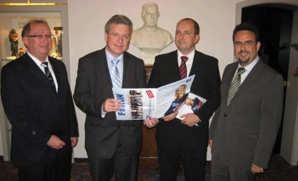 Politik und Wirtschaft Hand in Hand, von links: Georg Büchele, Geschäftsführer Werttreuhand GmbH, Markus Ferber MdEP, Igor Mikulina Geschäftsführer MicroStep Europa GmbH, Klaus Holetschek Bürgermeiste