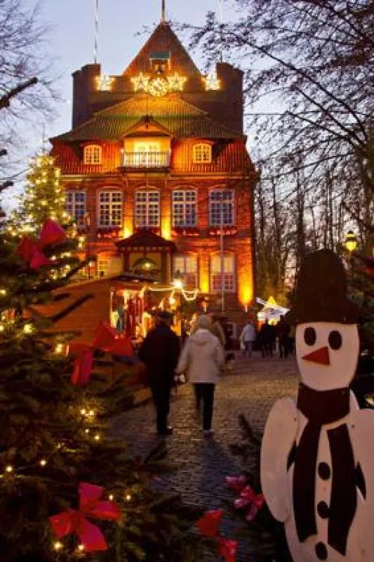 In Cuxhaven stehen Weihnachtsmarkt am Schloss und Duhner Festtagsmarkt bis zum Ende des Jahres für B