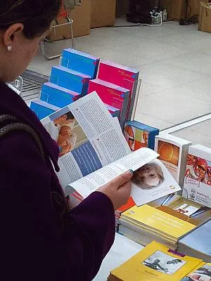 Bild: In der Stadt der Moderne schlägt es Zwei