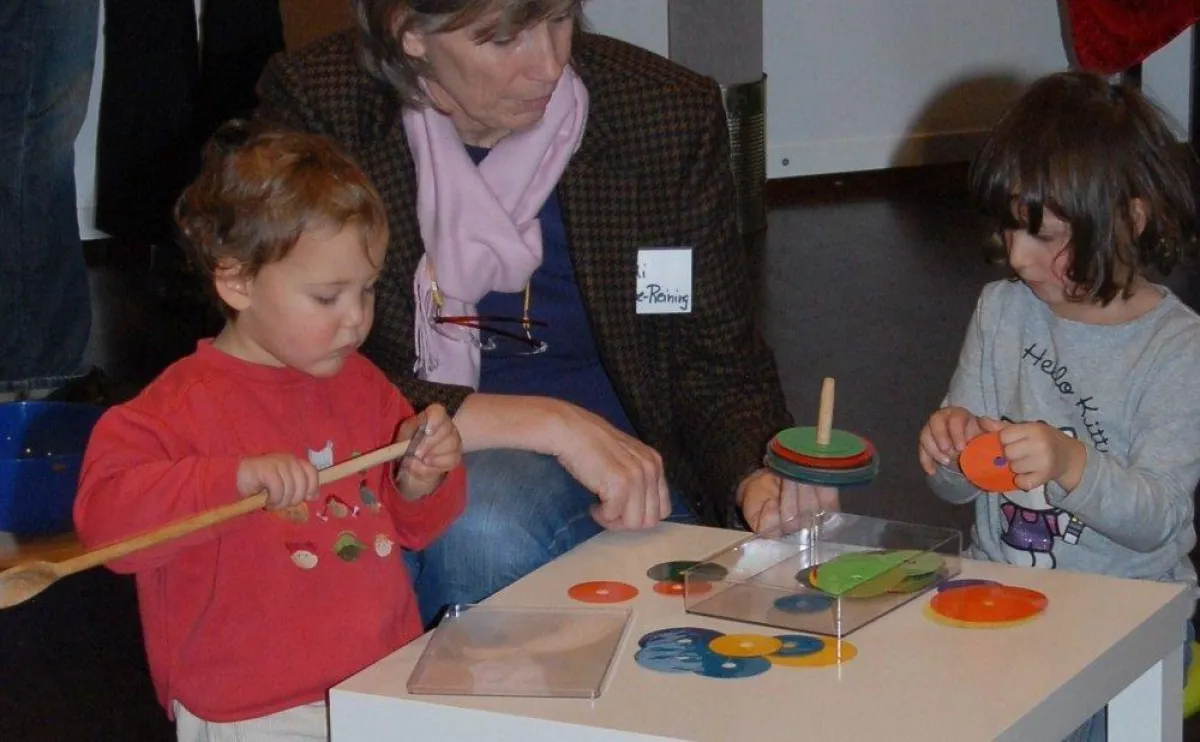 Kleine Kinder arbeiten mit Montessori Material beim 3. Montessori Forum Hessen 2009