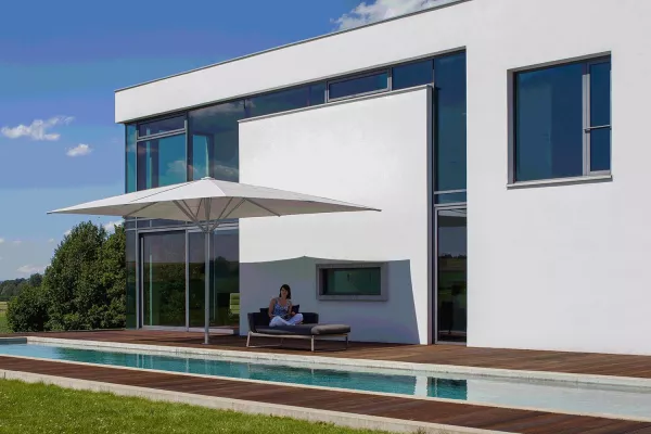 Geprüfter UV-Schutz auf der Terrasse - Sonnenschirme von MAY nach strenger Norm geprüft Bild: Geprüfter UV-Schutz auf der Terrasse - Sonnenschirme von MAY nach strenger Norm geprüft