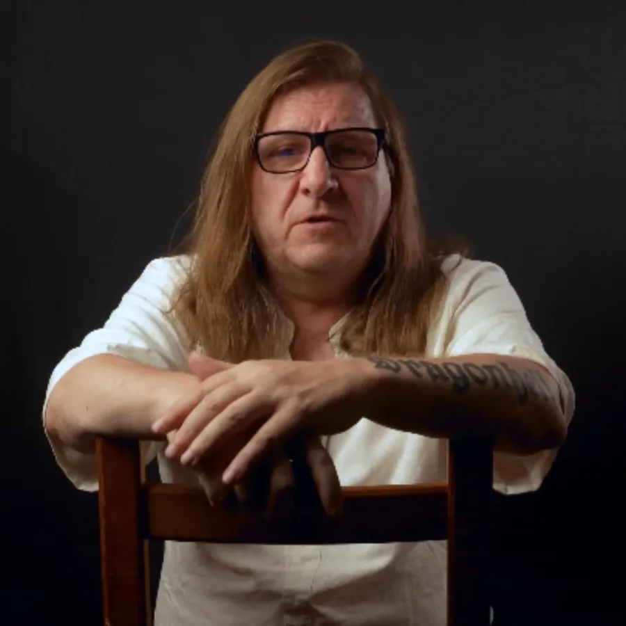 Lars-Peter Neu (Dragonhell) mit seinen Söhnen beim Start ihres Lebens auf den Philippinen. (© © 2025 Lars-Peter Neu / Dragonhell. Alle Rechte vorbehalten.)