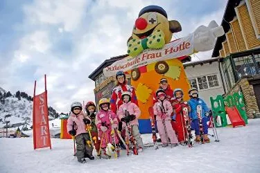 Bild: Wo Kinder günstig Ski fahren