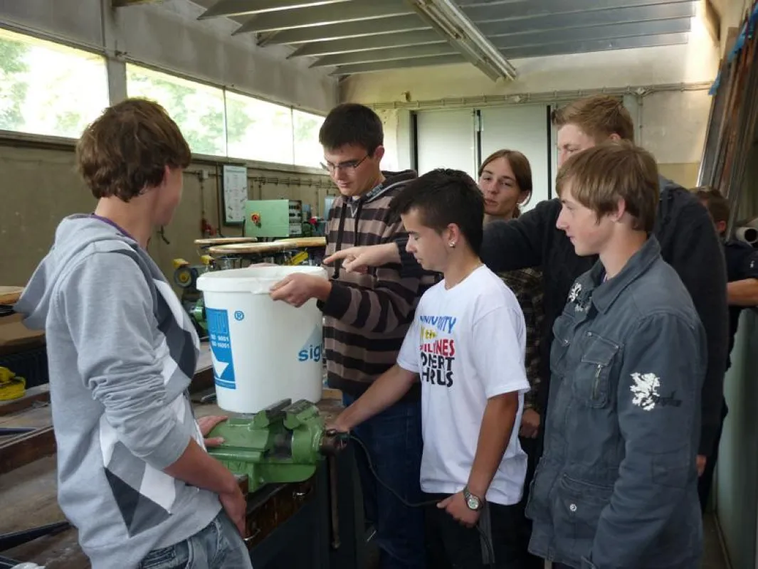 CO2NTRA fördert Ausbildung: Schüler der Ausbildungsklasse im Bereich Biomasse und nachwachsende Rohstoffe bei einer Projektarbeit
