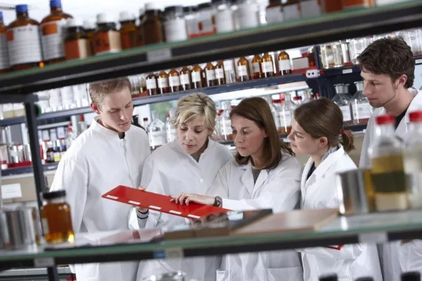 Bild: Lacklaborant/in – eine Ausbildung mit glänzenden Berufsaussichten