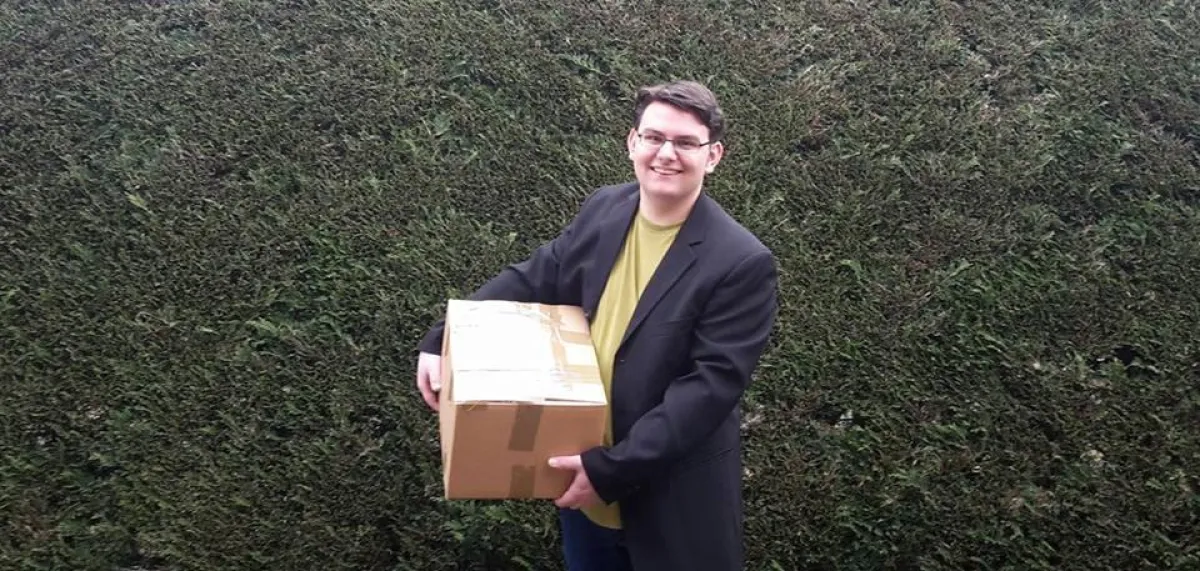 Philipp Lübbert mit Spendenpaket