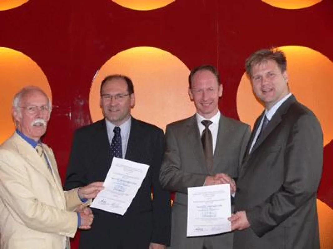 Überreichung der Ernennungsurkunden an zwei Professoren auf einen Streich – von links: Prof. Dr. Jürgen Dröge (Rektor der EUFH), Prof. Dr. Heinz Walterscheid, Prof. Dr. Michael Lorth und Prof. Dr. Bir