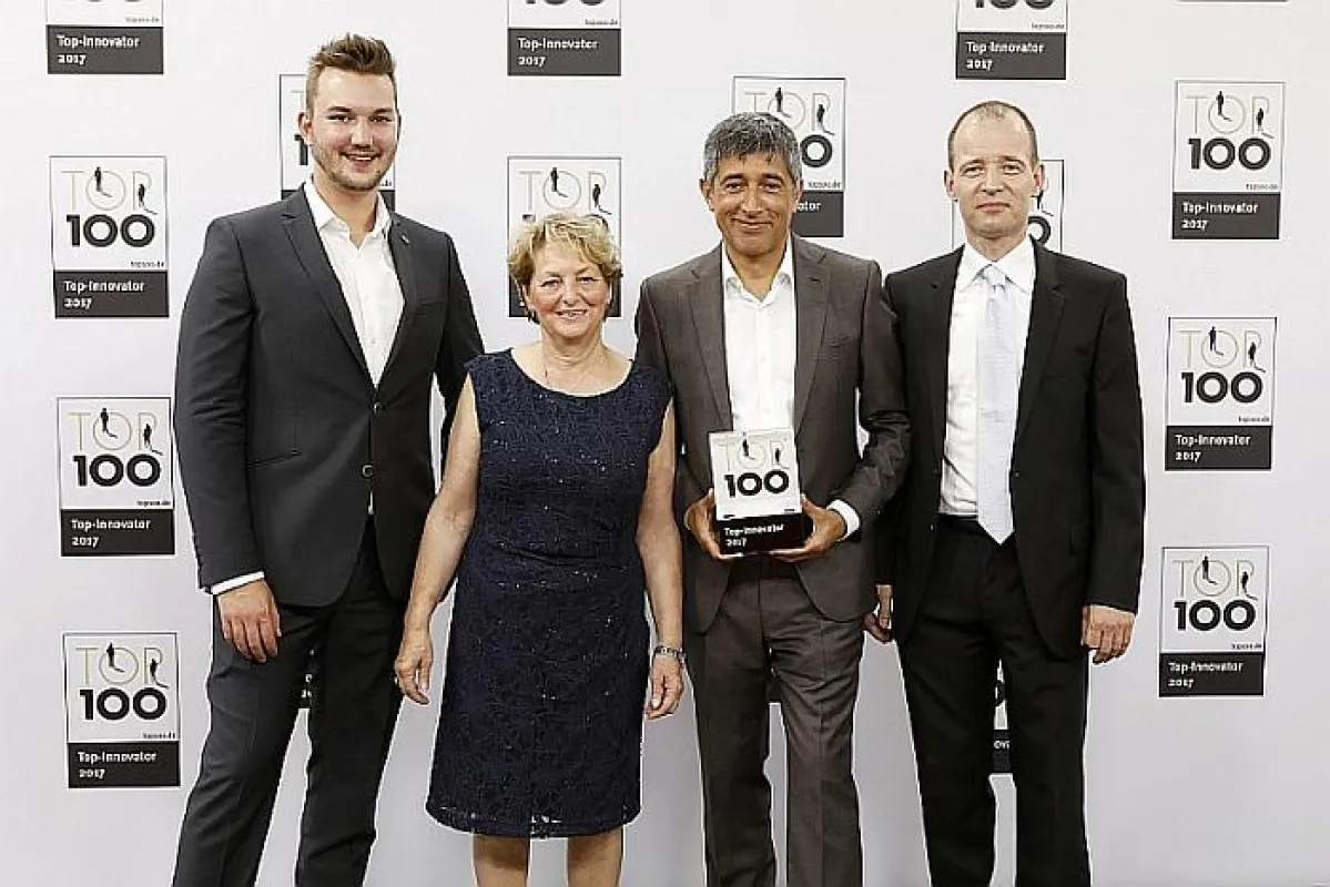 TV-Moderator Ranga Yogeshwar umrahmt von den Preisträgern der TimeLine Business Solutions Group