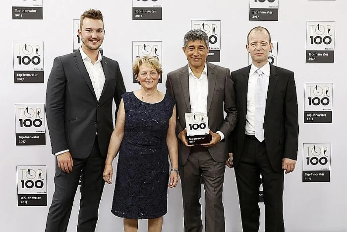 TV-Moderator Ranga Yogeshwar umrahmt von den Preisträgern der TimeLine Business Solutions Group