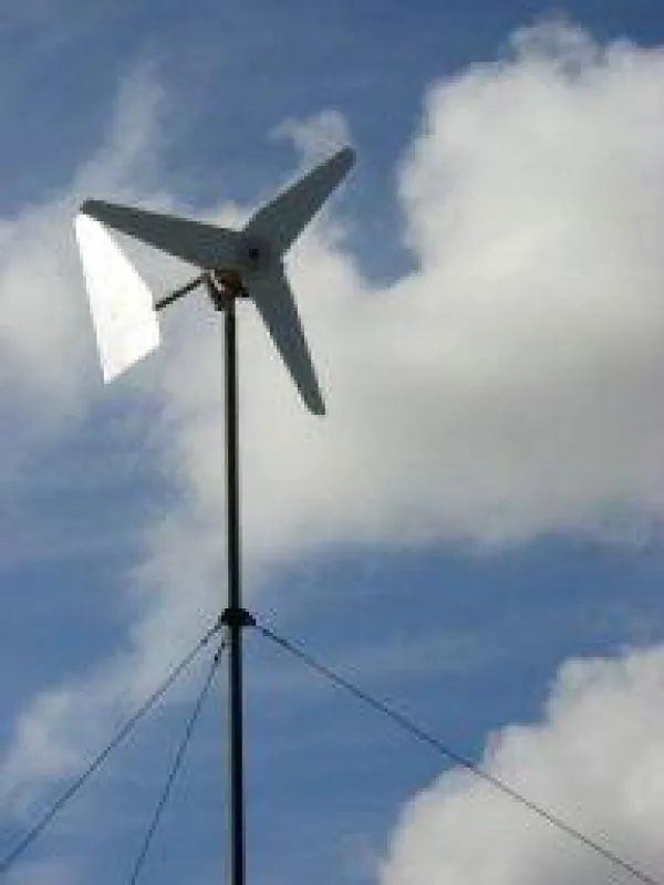 Diese kleinen Windkraftanlagen sollen von lokalen Handwerkern in M'muock, Kamerun mit Hilfe von GREEN STEP e.V. produziert werden und so die Stromversorgung ermoeglichen.