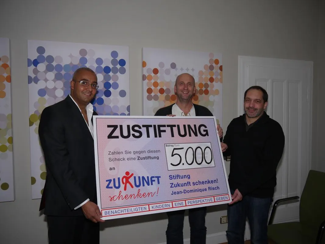 Im Bild (v.l.): Jean-Dominique Risch mit Dr. Thorsten Janning und Stefan Becker