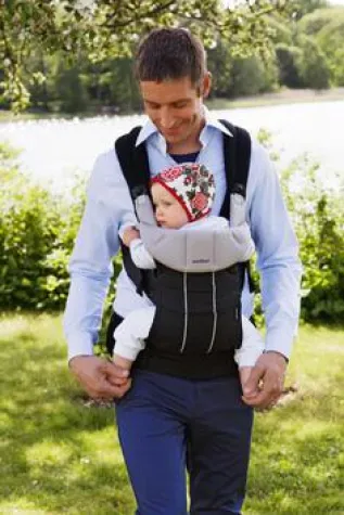 Bild: BabyBjörn präsentiert Neuheiten für unterwegs auf der Kind + Jugend 2010 - Bequem & geschützt auf Tour