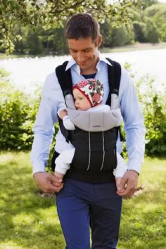 Bild: BabyBjörn präsentiert Neuheiten für unterwegs auf der Kind + Jugend 2010 - Bequem & geschützt auf Tour