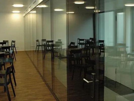 Bild: Planline / Plandoor: Brandschutz in Ganzglasoptik