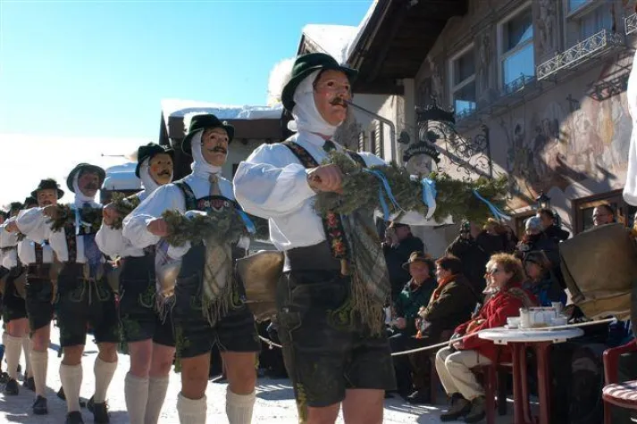 Bild: Ein Heidenspaß – „Fasinacht“ in der Alpenwelt Karwendel. Buntes Faschingstreiben mit Pfannenziehern & Gunkeln