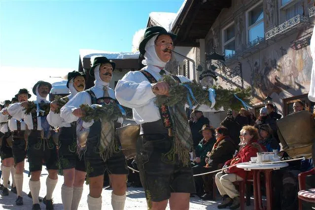 Ein Heidenspaß – „Fasinacht“ in der Alpenwelt Karwendel. Buntes Faschingstreiben mit Pfannenziehern & Gunkeln Bild: Ein Heidenspaß – „Fasinacht“ in der Alpenwelt Karwendel. Buntes Faschingstreiben mit Pfannenziehern & Gunkeln