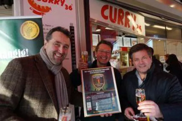 Currywurst und Bier, das rat’ ich dir. Bild: Currywurst und Bier, das rat’ ich dir.