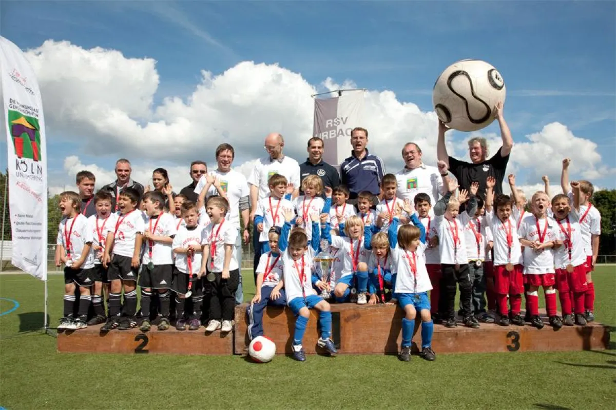 Siegerehrung der G-Jugend (Bambinis) beim Veedels-Cup 2010 mit Vorständen der Wohnungsbaugenossenschaften - Foto : Karin Danne