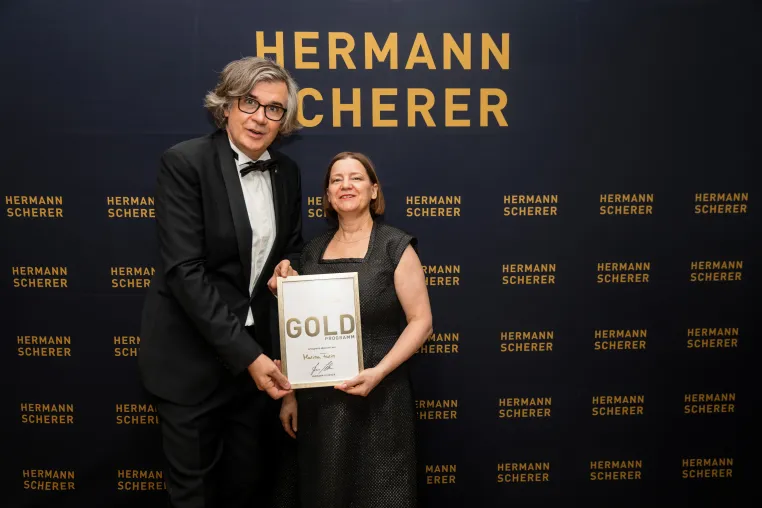 Bild: Beim Internationalen Speaker Slam 2022 holt Marina Furin mit 12 Finalist:innen Weltrekord nach Berlin