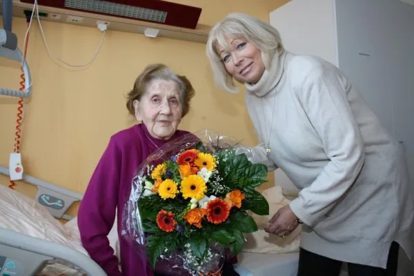 Bild: Charlotte Gänssmann freute sich über Gratulation der Krankenhausleitung