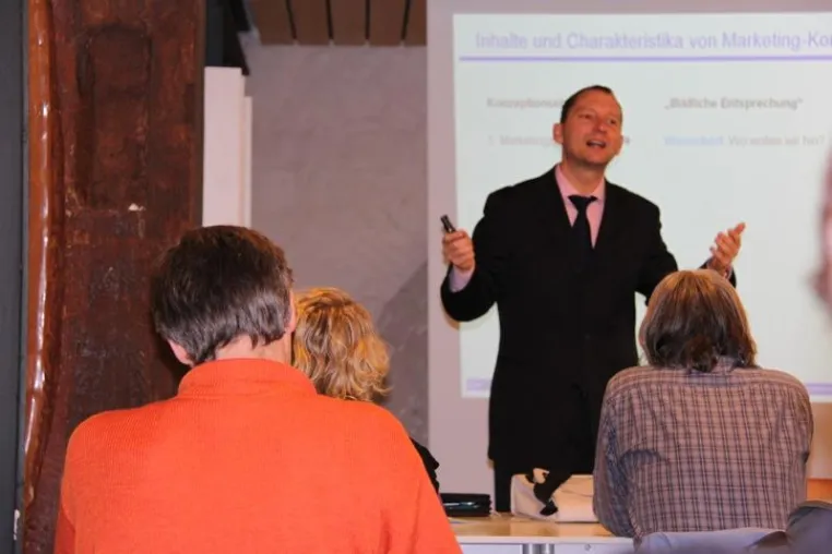 ESB-Profs on Tour: Marketingexperte Professor Schmäh gibt Wirtschaftslehrern Tipps für den Marketingunterricht Bild: ESB-Profs on Tour: Marketingexperte Professor Schmäh gibt Wirtschaftslehrern Tipps für den Marketingunterricht