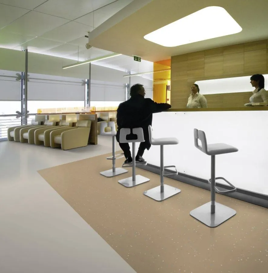 Trittschalldämmung, Schwerentflammbarkeit, Zigarettenglut- und gute Fleckbeständigkeit  sind beste Voraussetzungen für den Einsatz von decoelast in Gastronomie und Hotellerie.