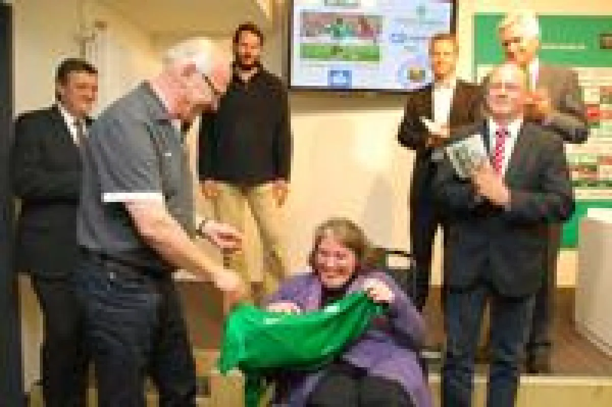 Klaus-Dieter Fischer überreicht Lektorin Nicole Papendorf zum Dank ein Trikot © SV Werder Bremen