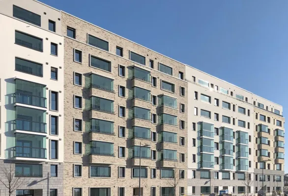 Bild: Geschützter Outdoor-Wohnraum mit Hafenblick