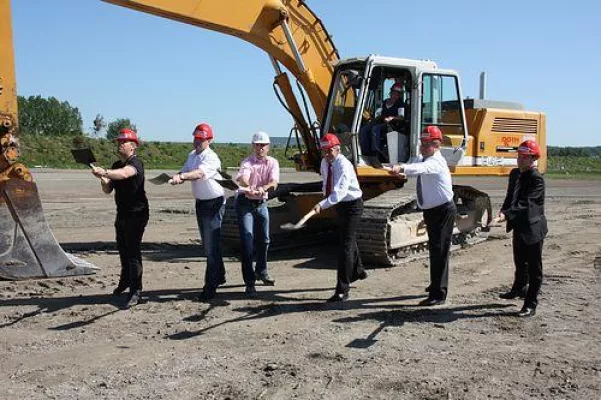 Bild: Spatenstich zum Neubau am 19.5.2009 auf dem Flugfeld Böblingen / Sindelfingen