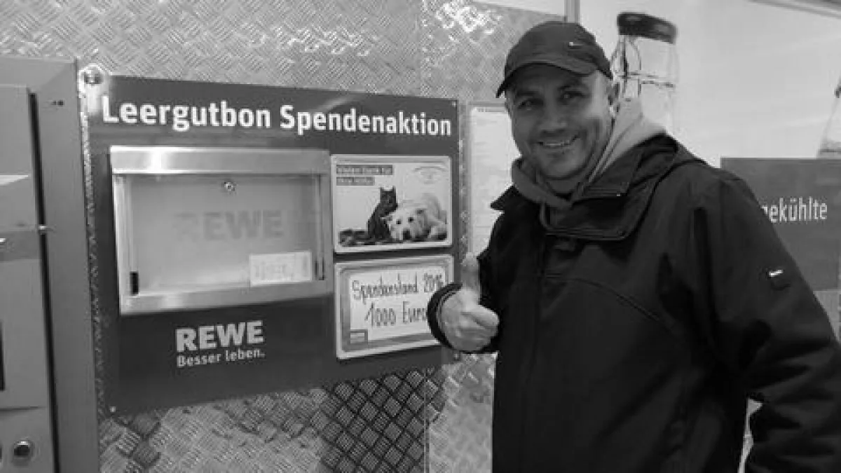Daumen hoch für den Tierschutz - Jan Zobel besucht die REWE Filiale Stapelfelder Straße.