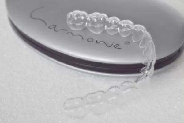 Bild: Zahnspange für Erwachsene als durchsichtige Variante