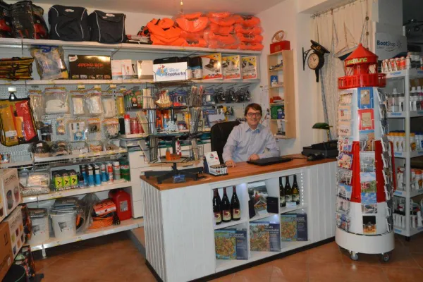 Bild: BootShop Lübeck: Anlaufstelle für Skipper an der Untertrave