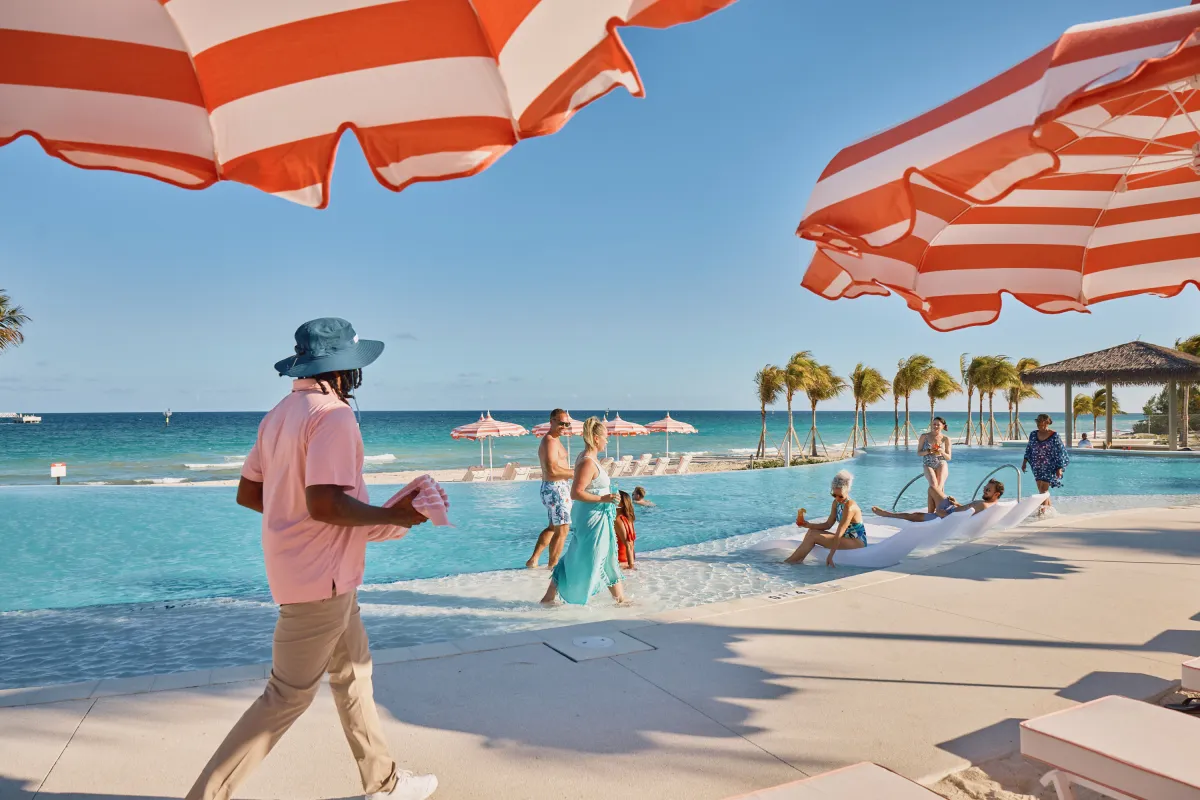 Der Infinity Pool auf Celebration Key. (© Foto: Carnival Cruise Line)