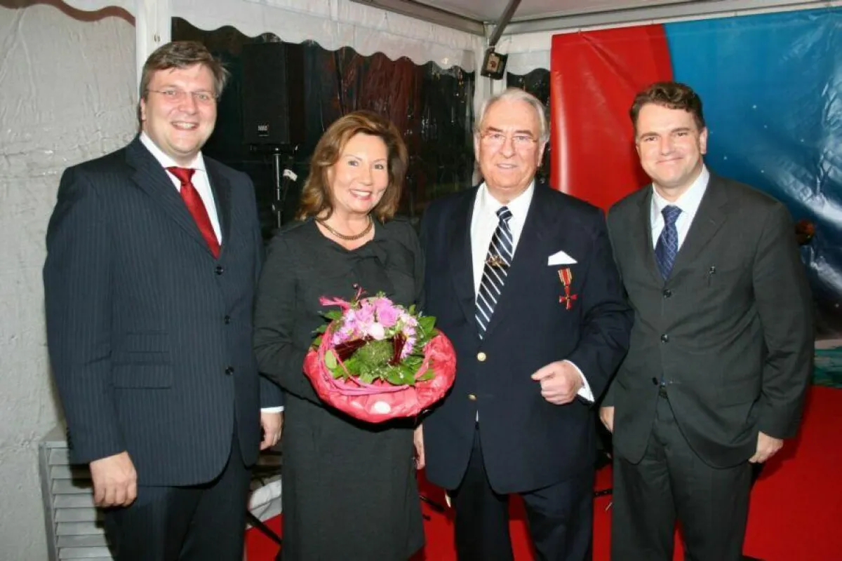 von links: Landrat Ulrich Krebs, Enkelmann Edith, Nikolaus B. Enkelmann, Bürgermeister Leonhard Helm)