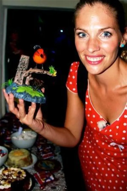 Martina Hirschmeier mit einem Geschenk, das ein Fruchtbarkeits-Medium in Rio erhalten hat.