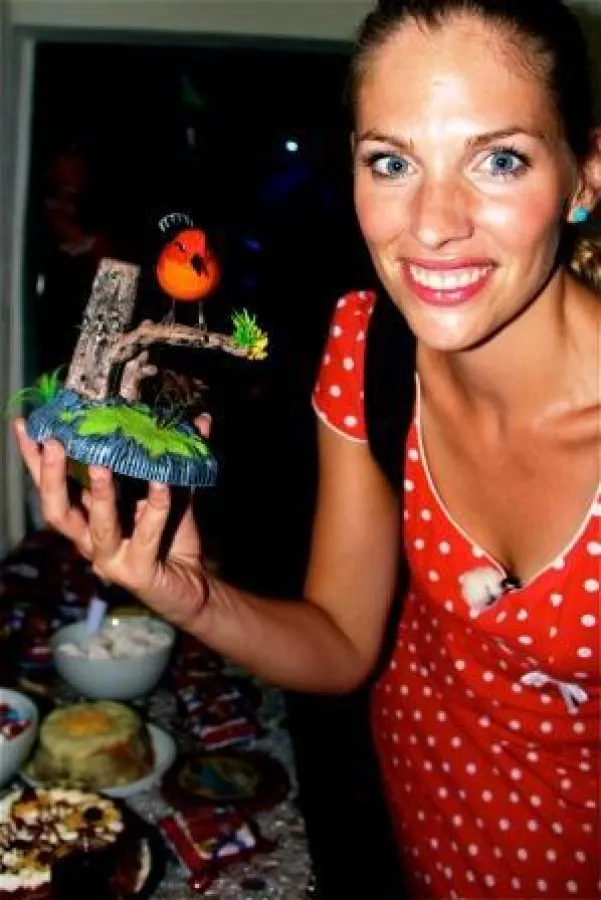 Martina Hirschmeier mit einem Geschenk, das ein Fruchtbarkeits-Medium in Rio erhalten hat.