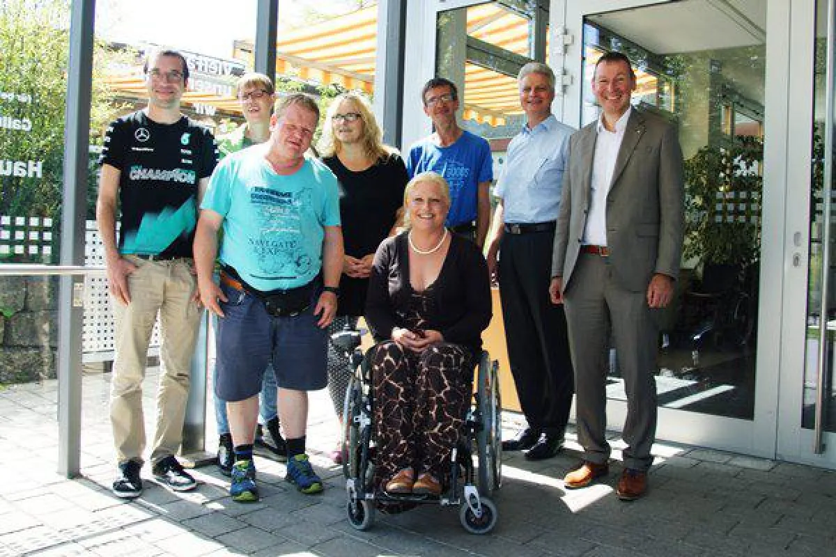 Stephanie Aeffner (Bildmitte) besuchte die Stiftung Liebenau