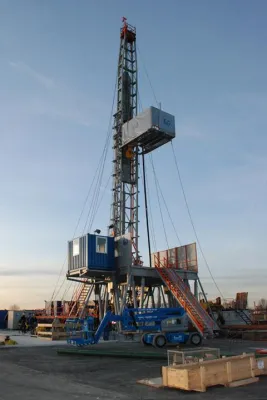 Bild: Geothermie Unterföhring - Der Bohrturm steht