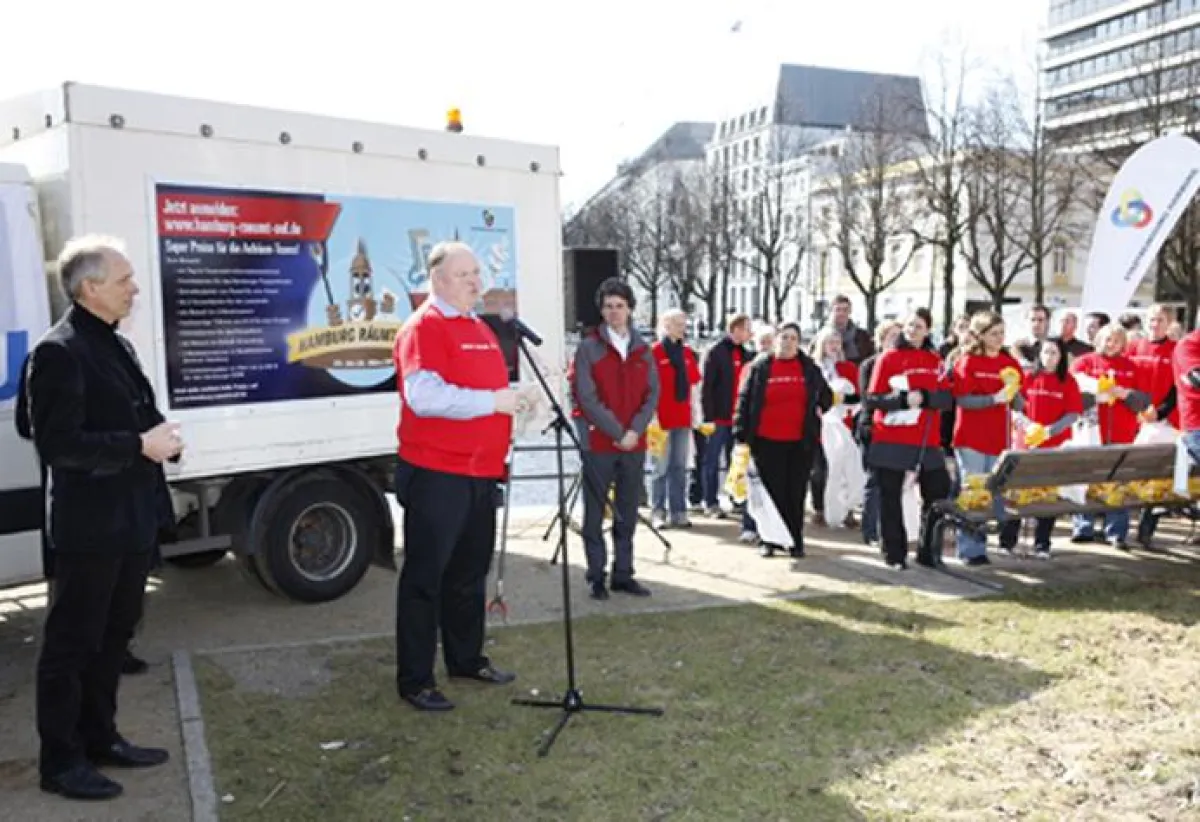 Peter van Rossen (am Mikrofon) hat das Management der beiden City-Hotels Marriott und Renaissance zusammen geführt. Sein Talent für Organisation zeigte er jetzt bei der Stadtaktion
