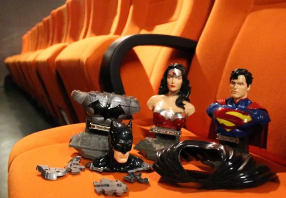 Bild: Zum Kinostart am Donnerstag: Batman, Superman und Wonderwoman als puzzlebare Actionfigur
