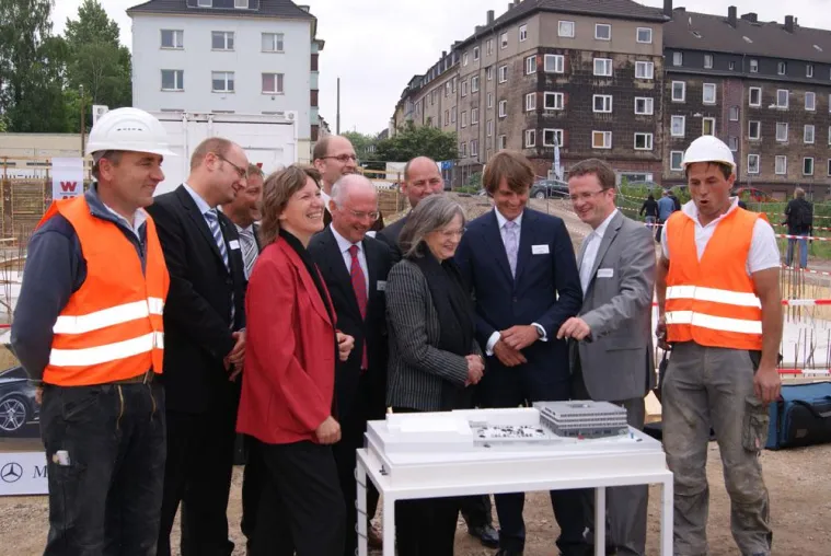 Bild: Grundsteinlegung für neues Mercedes-Benz Center LUEG. Architekten sind Koschany + Zimmer Architekten KZA