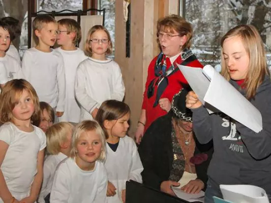 Bild: Advent und Jubiläum: Grundschüler und Werkstattbeschäftigte feiern gemeinsam