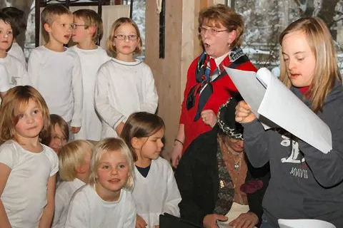 Advent und Jubiläum: Grundschüler und Werkstattbeschäftigte feiern gemeinsam Bild: Advent und Jubiläum: Grundschüler und Werkstattbeschäftigte feiern gemeinsam