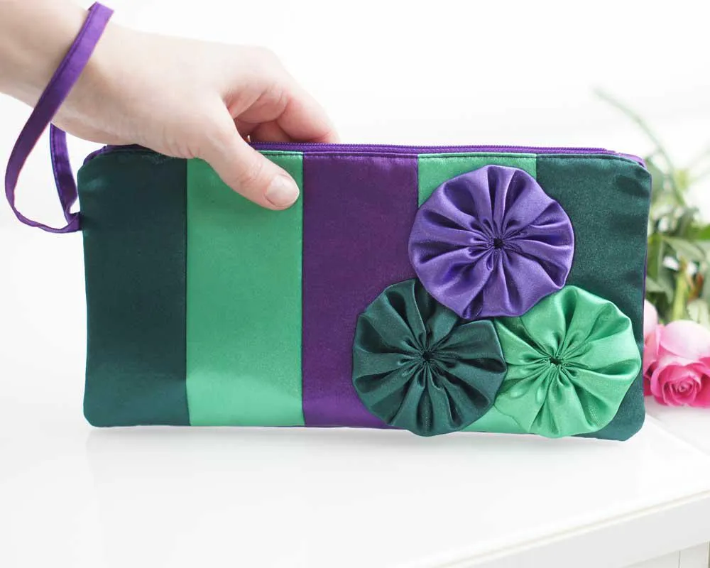 Handgefertigte Taschen aus Satin mit applizierten Stoffblüten