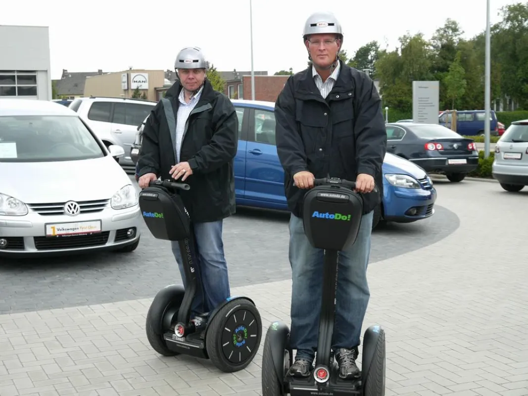 v.l.n.r. Marc van Eupen, Marcel Mittler (beide: Geschäftsführer von AutoDo!): höchstpersönlich mit großer Leidenschaft & Überzeugung im Promotion-Einsatz bei AutoDo!-Kunden Volkswagenzentrum Oldenbur