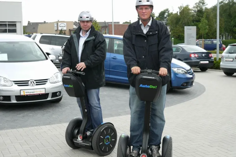 Bild: Mit Speed durch die Autohäuser - AutoDo! ist autorisierter Segway®-Vertragshändler