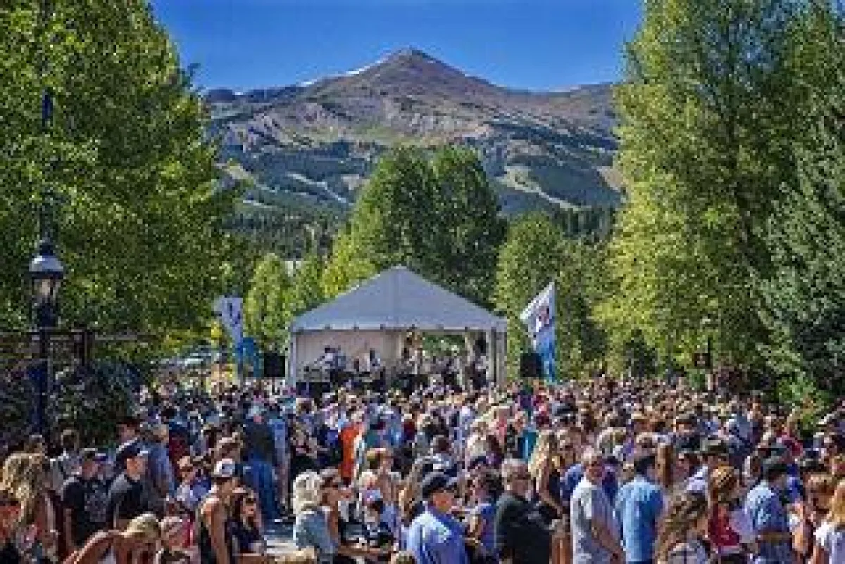 Über Breckenridge in Colorado Breckenridge, die einstige Goldgräber-Stadt, liegt eineinhalb Autostun