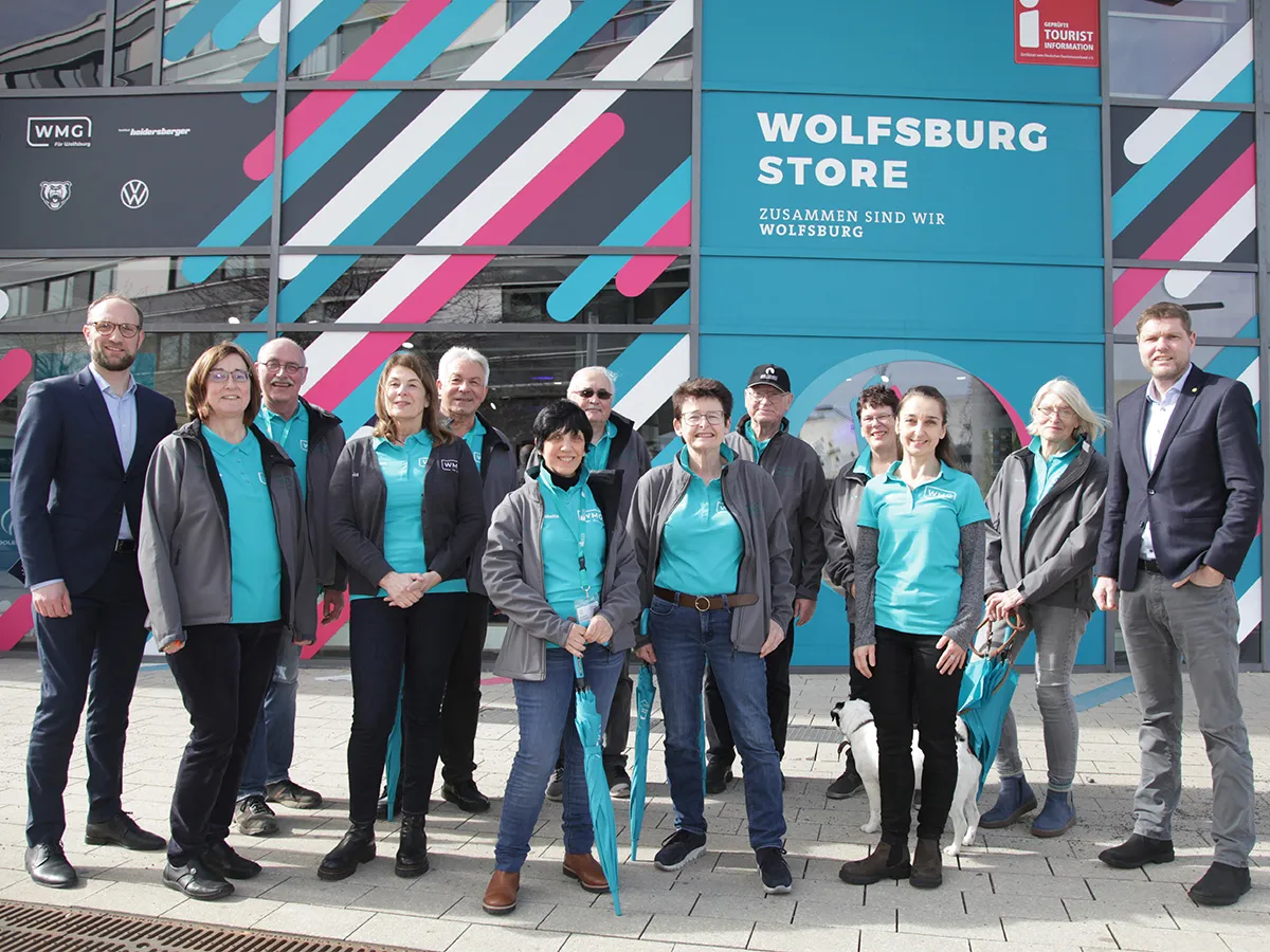 Wolfsburger Gästeführende in einheitlichem Look (© WMG Wolfsburg)