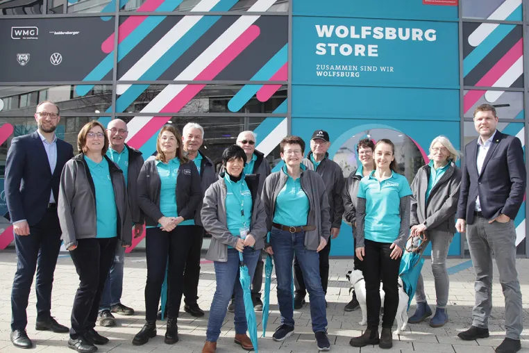 Bild: Wolfsburger Gästeführende in einheitlichem Look